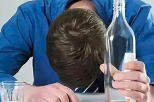 白酒和啤酒一起喝？看完你还敢喝吗？
